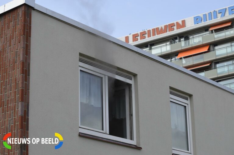 Brand op bovenste etage van woning Absweg Rotterdam