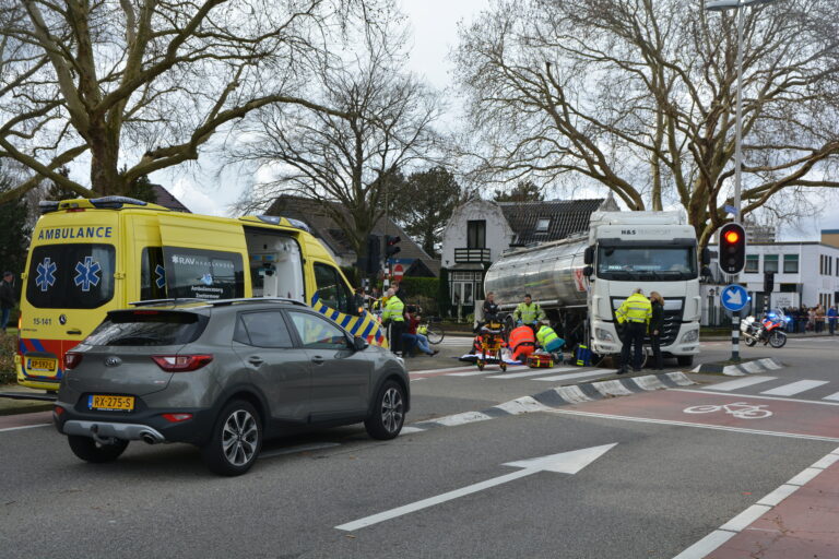 Fietsster ernstig gewond na aanrijding met vrachtwagen Karel  Doormanlaan Zoetermeer