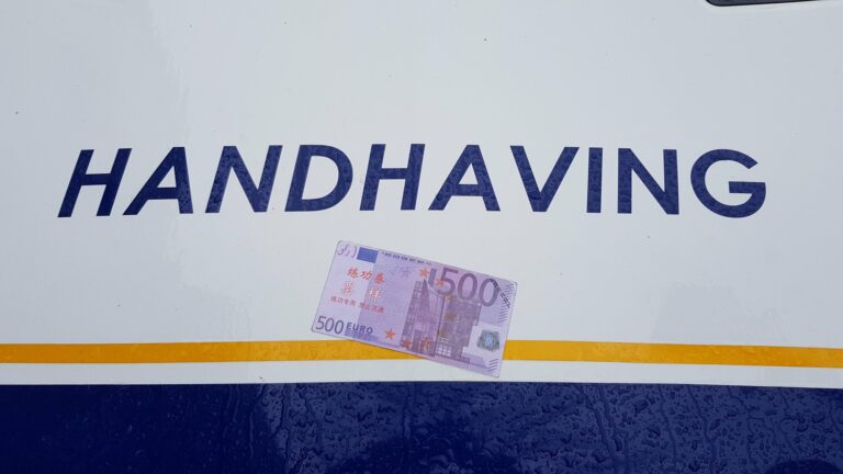 Handhavers halen nep briefjes van 500 euro uit Lange Haven Schiedam