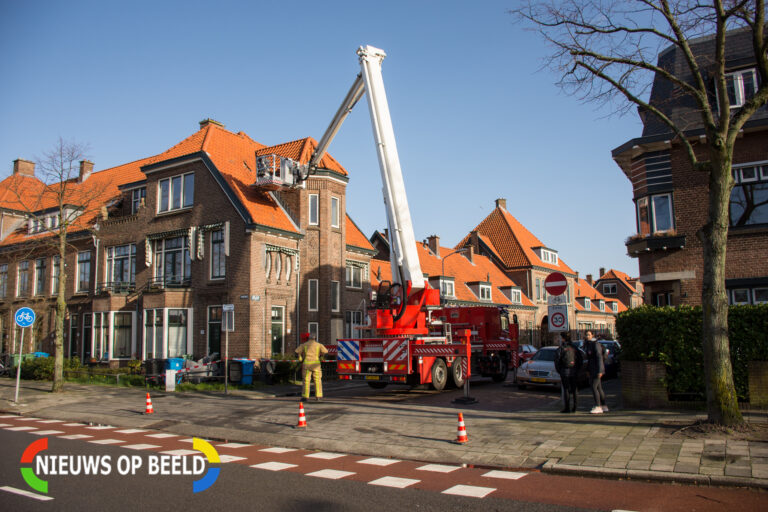 Dakpannen vallen op stoep door harde wind