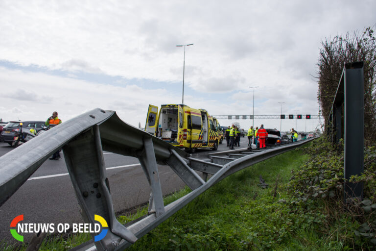 Automobilist zwaargewond bij eenzijdig ongeval op Rijksweg A4 (video)