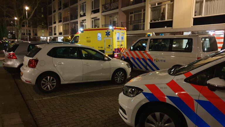 Slachtoffer steekpartij in bil gestoken, politie zoekt getuigen Voltairestraat Rotterdam