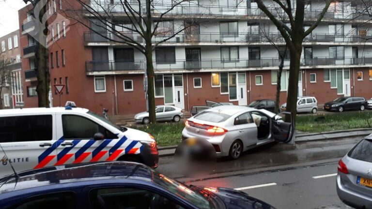 Automobilist botst op boom na achtervolging Claes de Vrieselaan Rotterdam