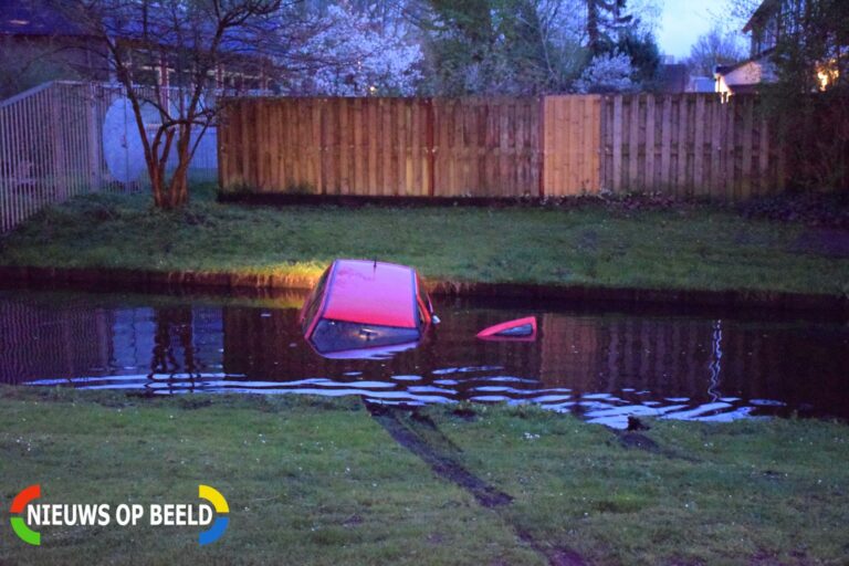 Bestuurder rijdt auto het water in Sparreweg Gouda