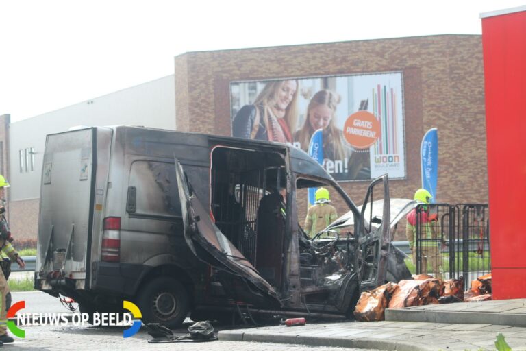 Bestelbus PostNL uitgebrand bij tankstation Hartelweg – N218 Spijkenisse