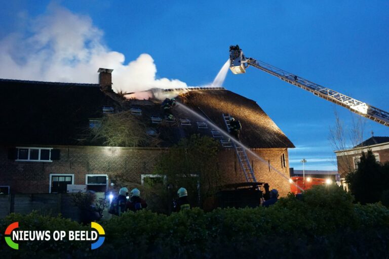 Uitslaande brand in woning met rietendak De Groendijck Driebruggen