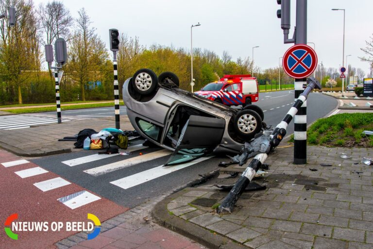 Automobilist over de kop na rammen stoplicht Waalhaven Rotterdam