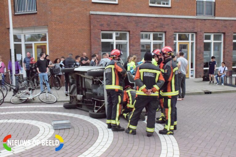 Invalidekarretje belandt op zij na aanrijding Herenstraat Gouda