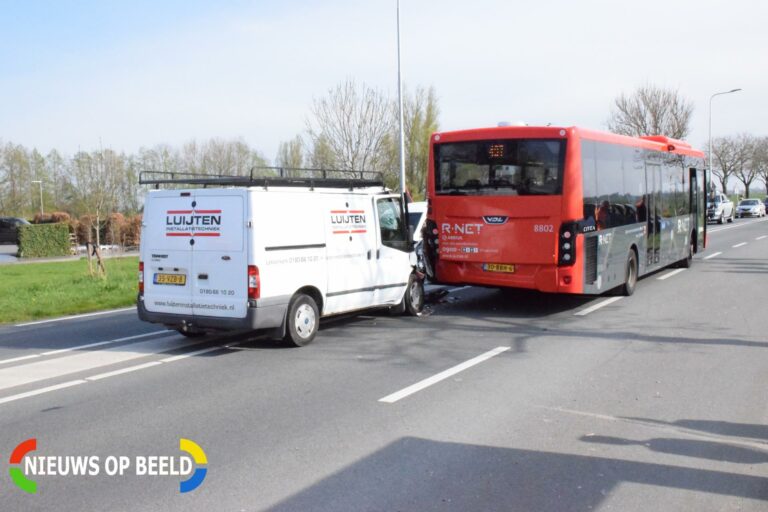Bestelbus klapt achter op stilstaande lijnbus Schoonhovenseweg – N207 Stolwijk