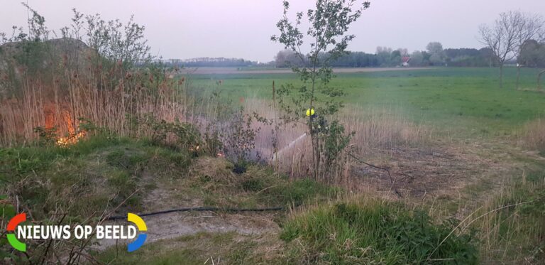 Brandweer blust brand in bossage Palts Oost-Souburg