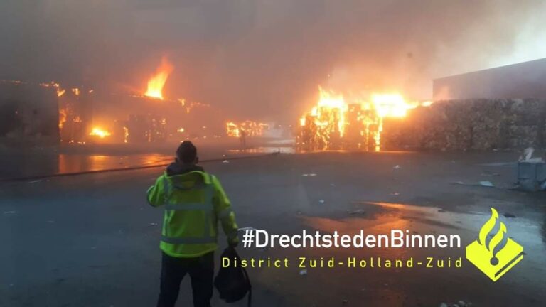 Zeer grote brand bij Peute Recycling Veerplaat Dordrecht