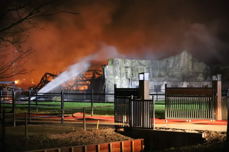 Loodsen verwoest door zeer grote brand Merenweg Bleiswijk
