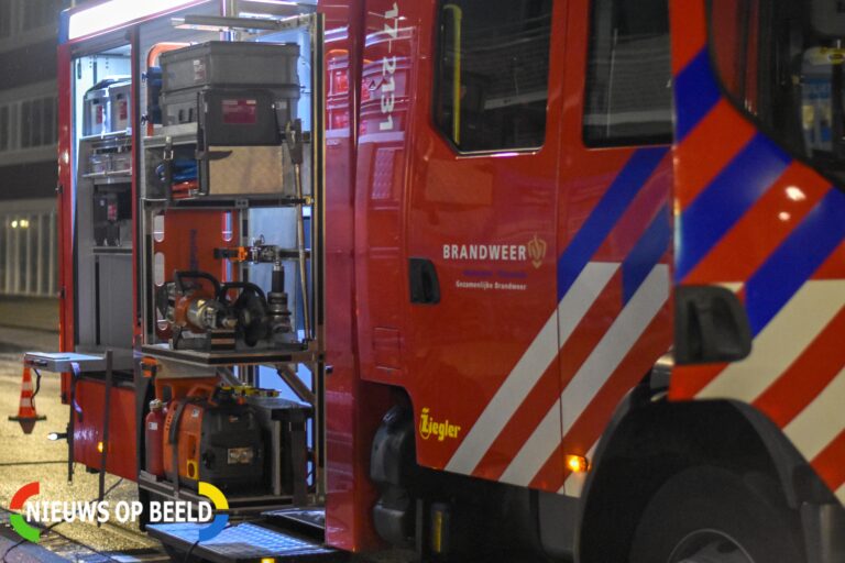 Plezierjacht uitgebrand in jachthaven Houtstraat Rotterdam