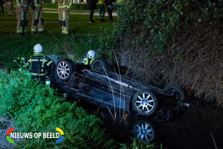 Auto belandt ondersteboven in sloot Oude Polderweg Den Haag