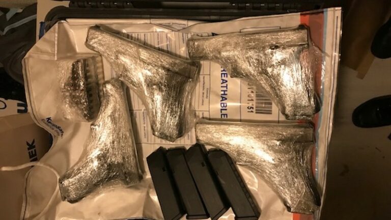 13 Vuurwapens, munitie en drugs gevonden in woning Troelstrastraat