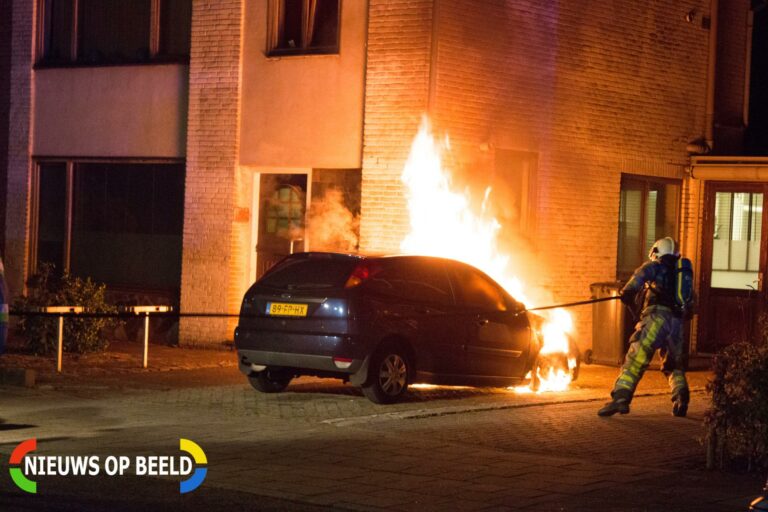 Auto brandt uit vlak naast woning Nusterweg Sittard