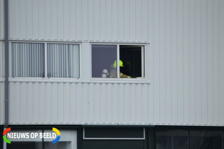 Brand in ventilator op dak Overschieseweg Rotterdam