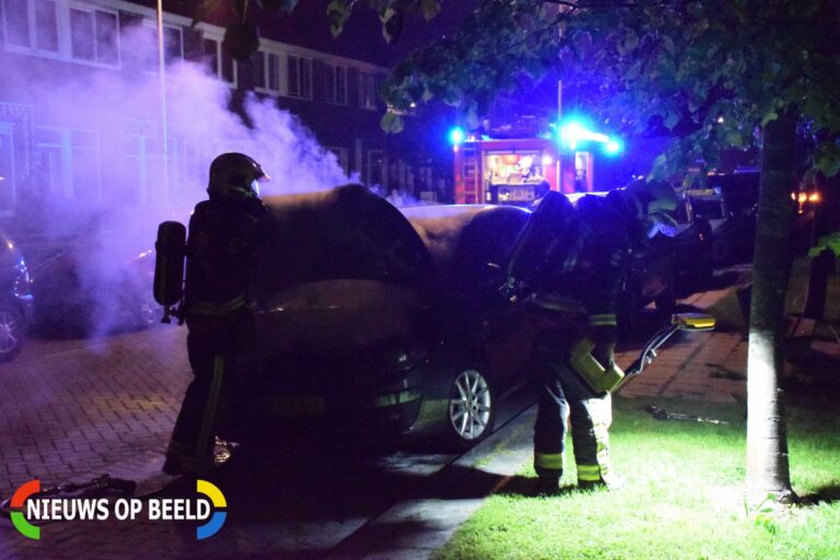 Weer een auto verwoest door brand Da Costakade Gouda