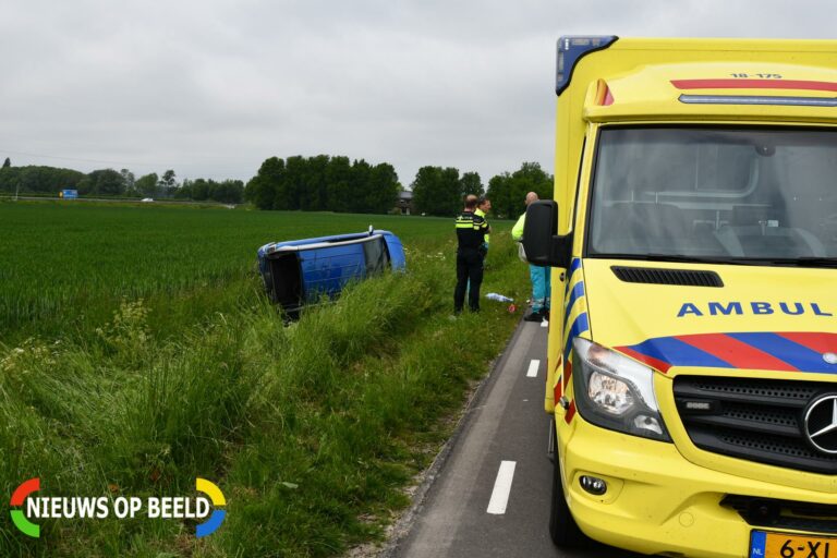 Brommobiel belandt op zijkant in sloot Derde Dwarsweg Numansdorp