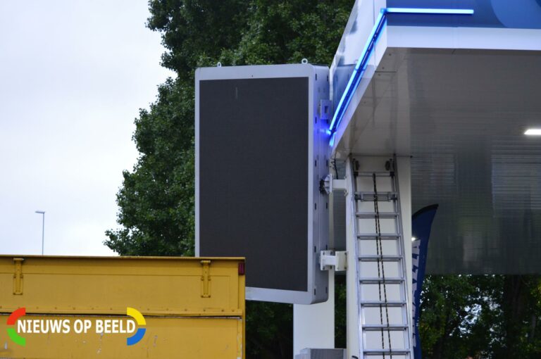 Bakwagen raakt reclame bord Parallelstraat Rotterdam
