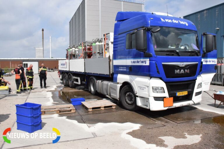 Vrachtwagen rijdt tank lek Goudkade Gouda