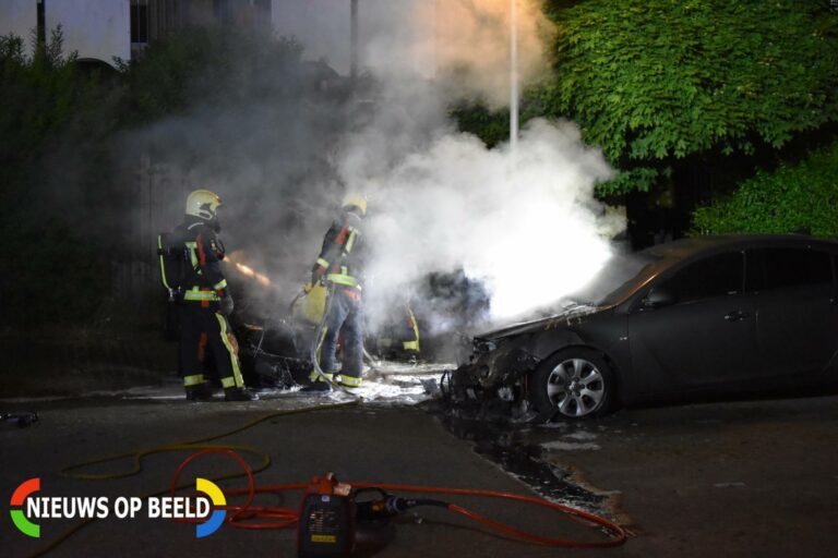 Twee auto’s volledig uitgebrand Walvisstraat Gouda