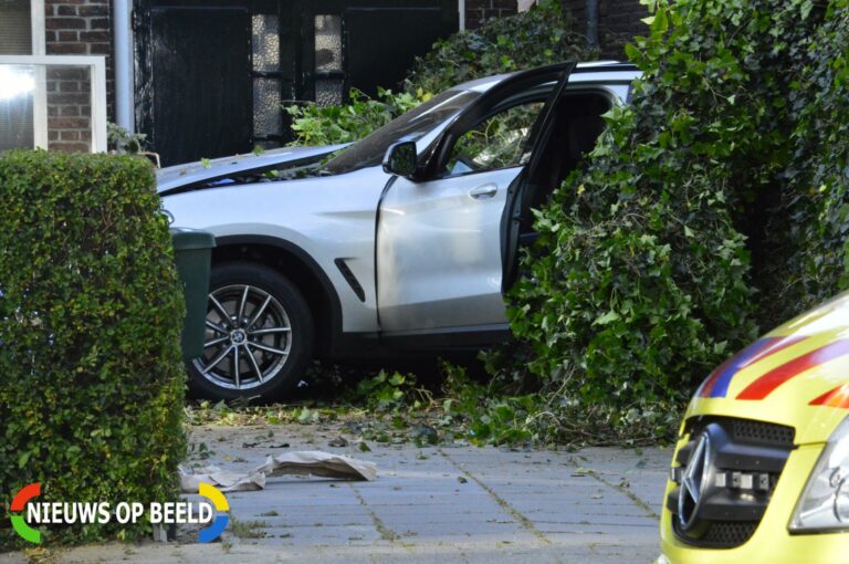 bestuurder verliest macht over het stuur en rijdt tuin in Molenlaan Rotterdam