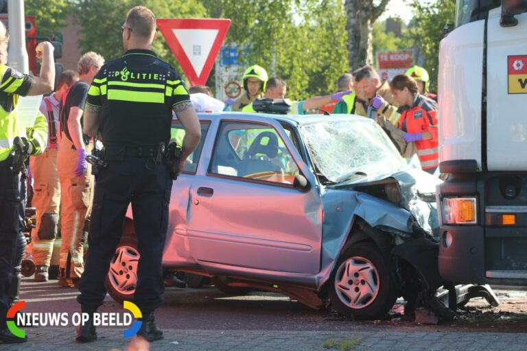 Bestuurder overleden na botsing met vrachtwagen Groene Kruisweg – N218 Zwartewaal