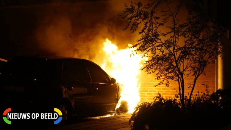20ste auto in brand, flat ontruimd wegens rook Dreef Gouda