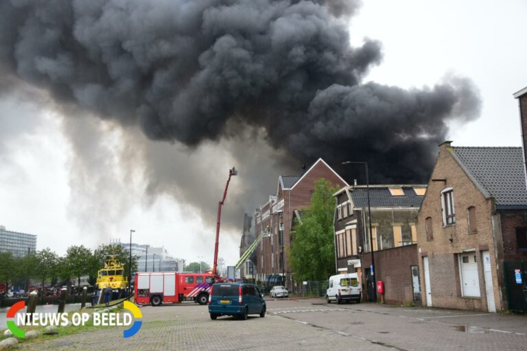 Grote uitslaande brand in bedrijfspand Koningin Wilhelminahaven Noordzijde Vlaardingen
