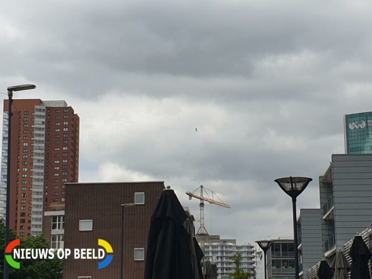Koorddanser boven centrum Rotterdam Hoogstraat Rotterdam