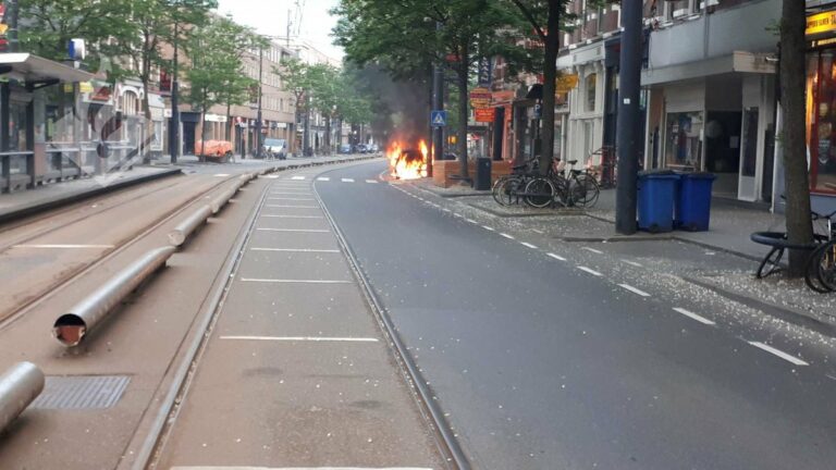 Auto uitgebrand op West-Kruiskade Rotterdam