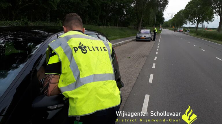 Politie houdt verkeerscontrole Burgemeester van Beresteijnlaan Capelle aan den IJssel