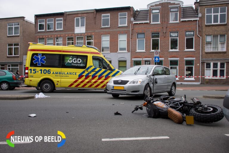 Inhalende motorrijder geschept door afslaande auto