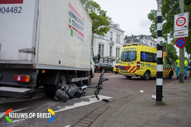 Fietsster zwaargewond na aanrijding met vrachtwagen