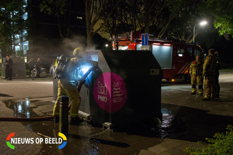 Plasticcontainer in brand gestoken