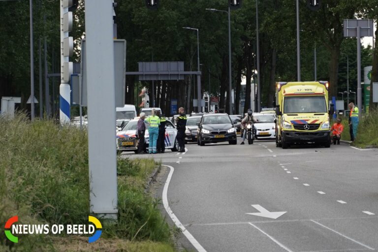 Ambulance botst op auto tijdens spoedrit Capelseweg Rotterdam