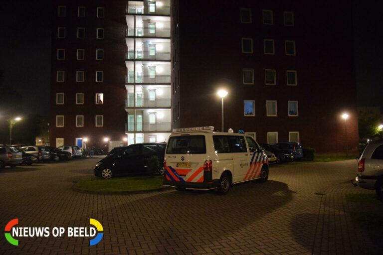 Politie doet onderzoek bij flat na melding woningoverval Ameidestraat Rotterdam