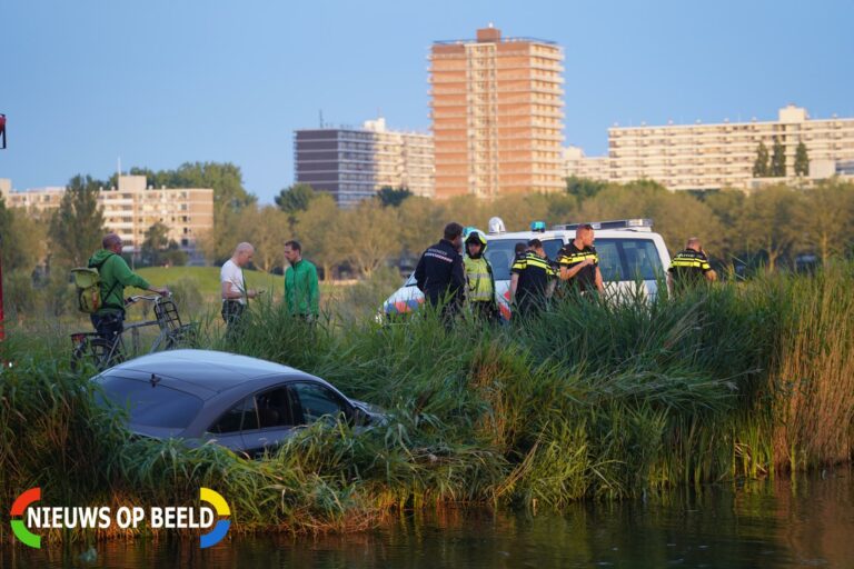 Moeder met kinderen rijdt net niet de sloot in Rottekade Bergschenhoek