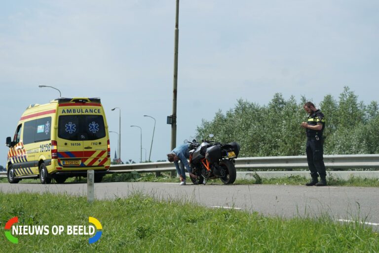 Motorrijder knalt tegen vangrail Schielandse Hoge Zeedijk Oost Moordrecht