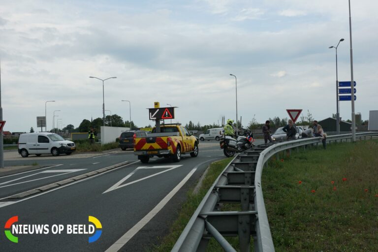 Twee auto’s botsen op rotonde Henegouwerweg – N207 Waddinxveen