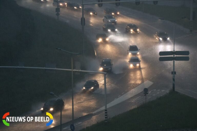 Forse wateroverlast na hoosbui Capelseplein Capelle aan den IJssel (video)