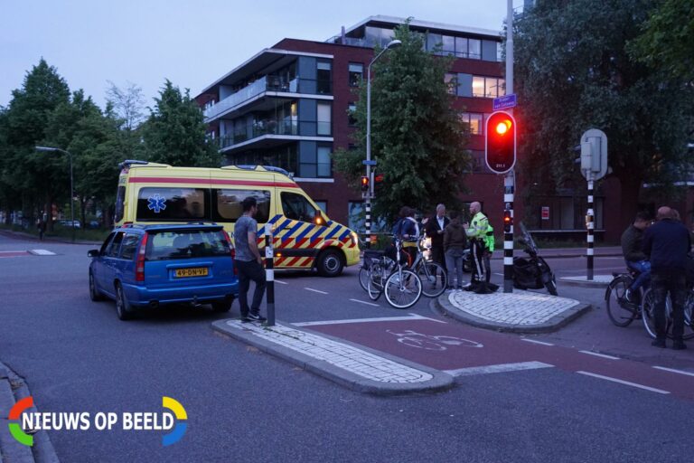 Scooter zwaar beschadigd na botsing Van Limburg Stirumstraat Gouda