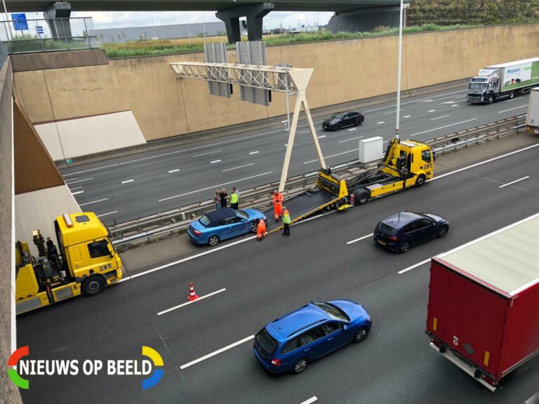 File na botsing tussen auto en vrachtwagen Rijksweg A12 Waddinxveen