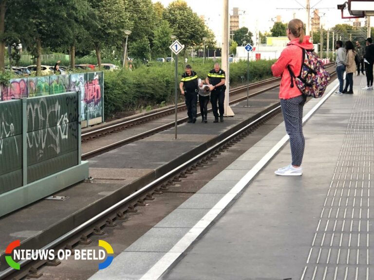 Politie haalt verwarde vrouw van metrospoor Prinsenlaan Rotterdam