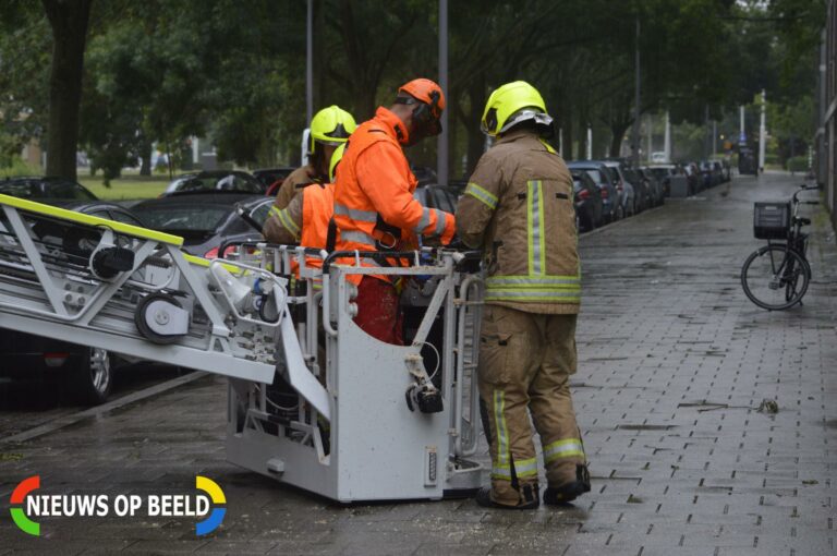 Tak breekt af boven weg Meidoornsingel Rotterdam