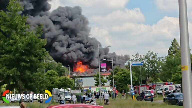 Zeer grote uitslaande brand in meubelzaak Veilingweg Berkel en Rodenrijs