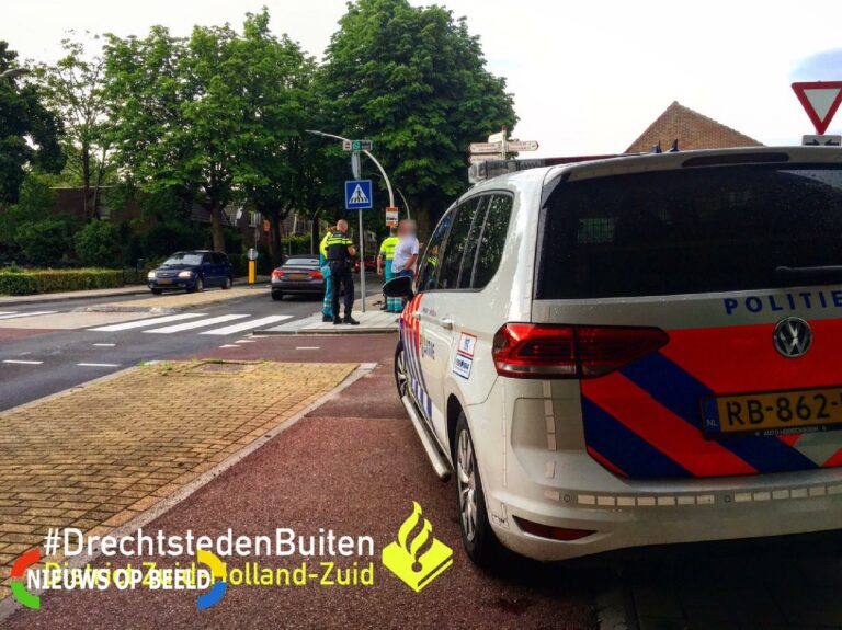 Overstekende fietser aangereden door auto Stationsweg Sliedrecht