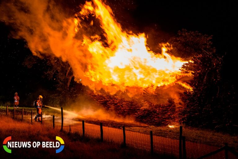 Blusboot ingezet bij fikse buitenbrand Albrandswaardsedijk Poortugaal