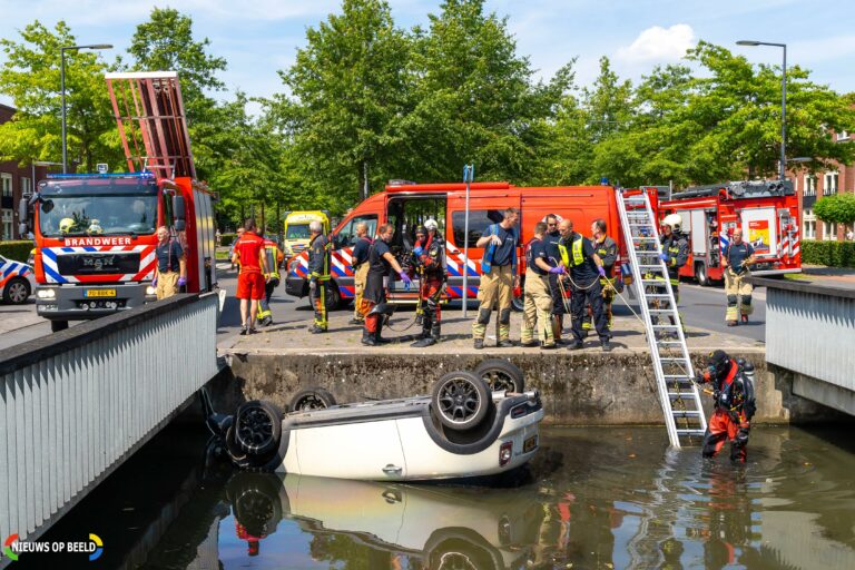 Twee gewonden nadat auto in de sloot beland Laan van Avant-Garde Rotterdam (video)